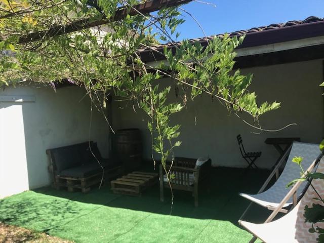 L'Entre Deux M Apartment Saint-Loubès Екстериор снимка